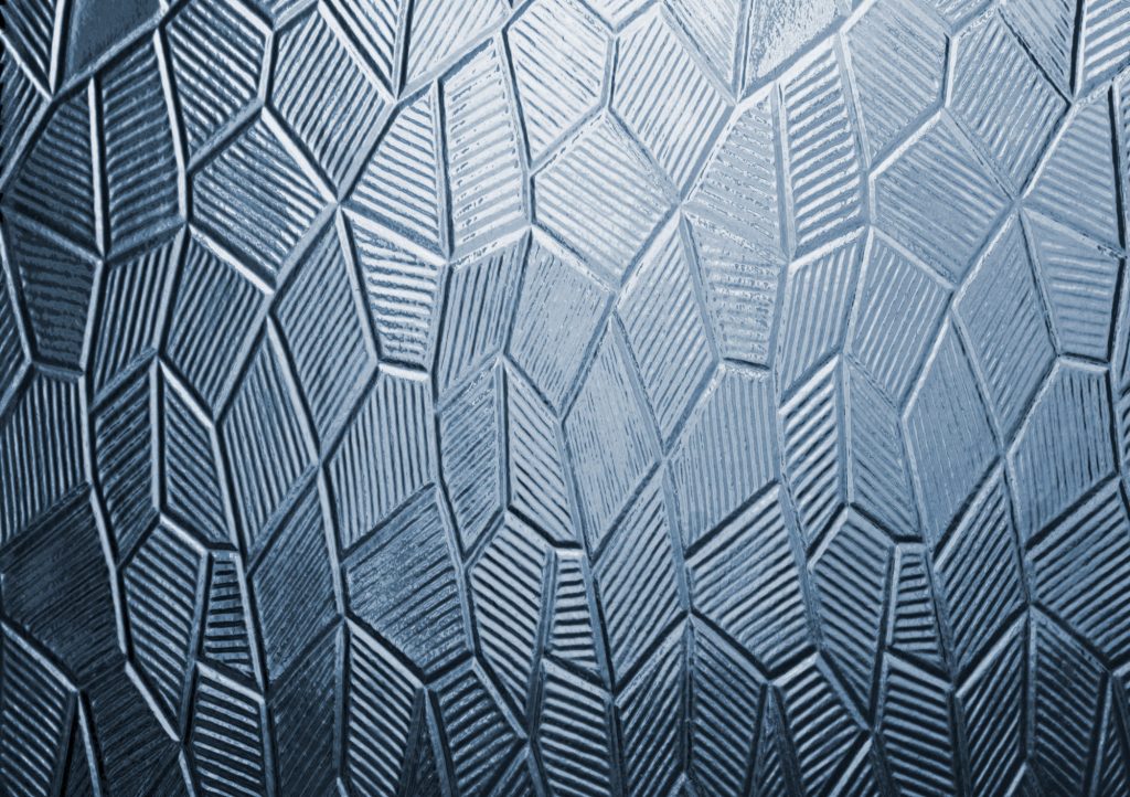 Glass with decorative abstract pattern